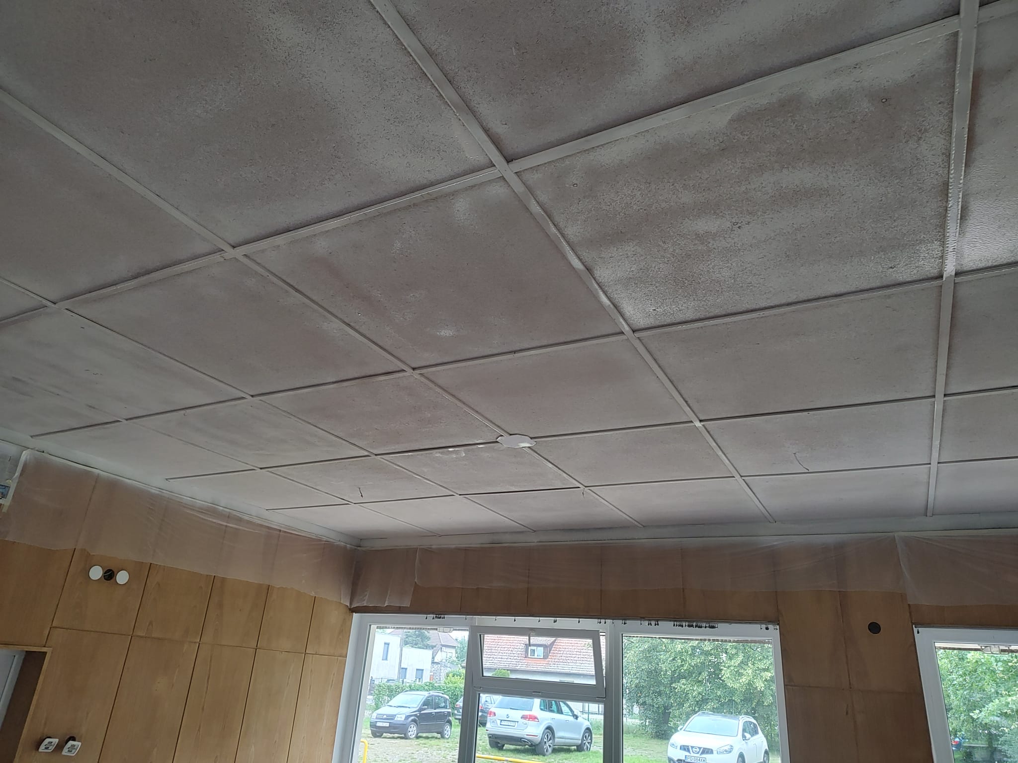 częściowo pomalowana sala