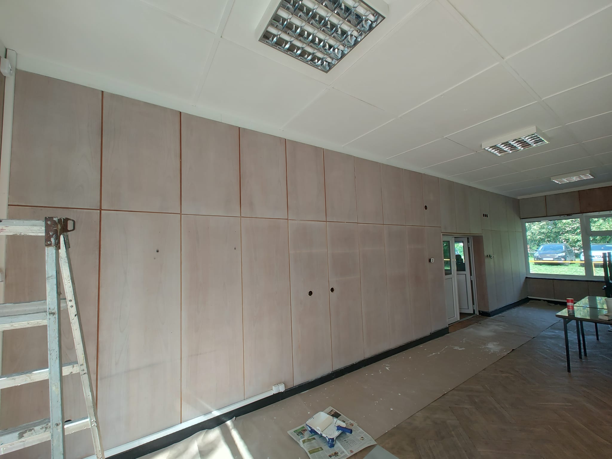 częściowo pomalowana sala