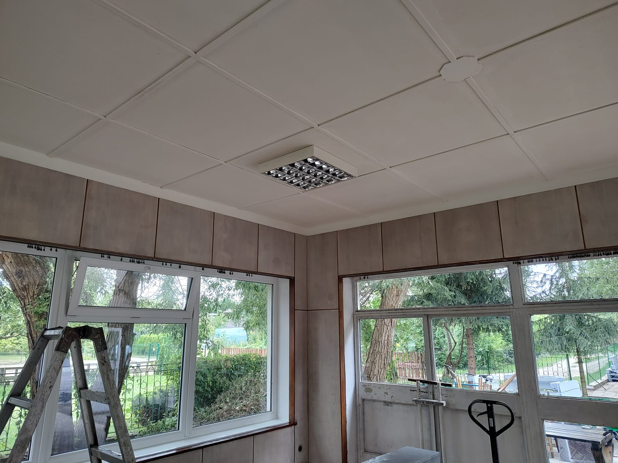 częściowo pomalowana sala