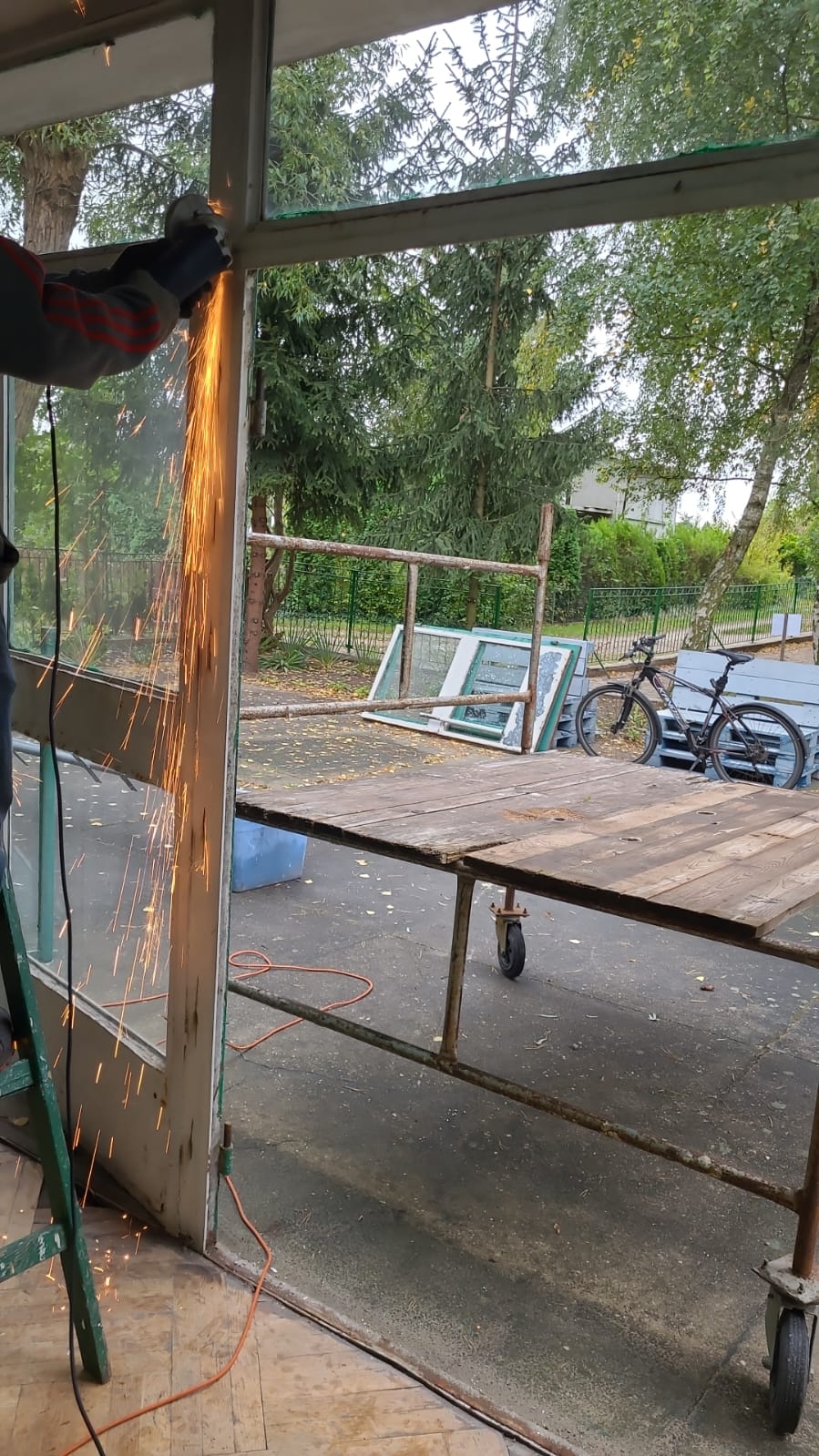 wycinka drzwi na sali