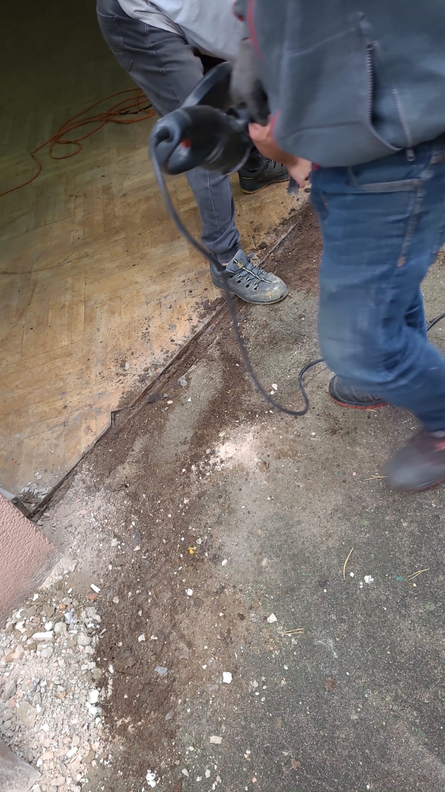 wycinka drzwi na sali